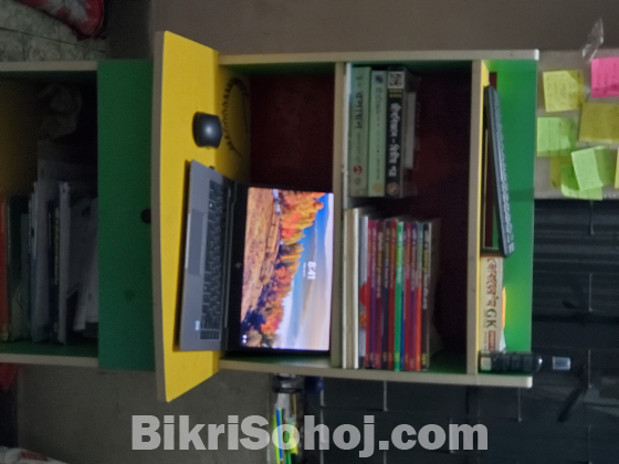 পড়ার টেবিল ও চেয়ার